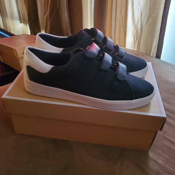 Shoes - Picture 2 of 3